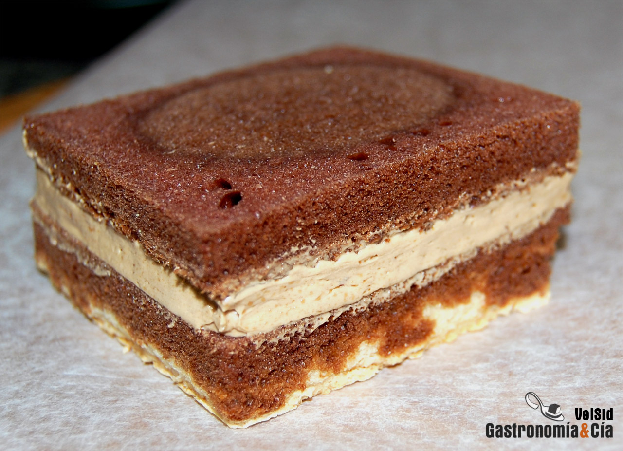 Bizcocho de chocolate con crema de moka 