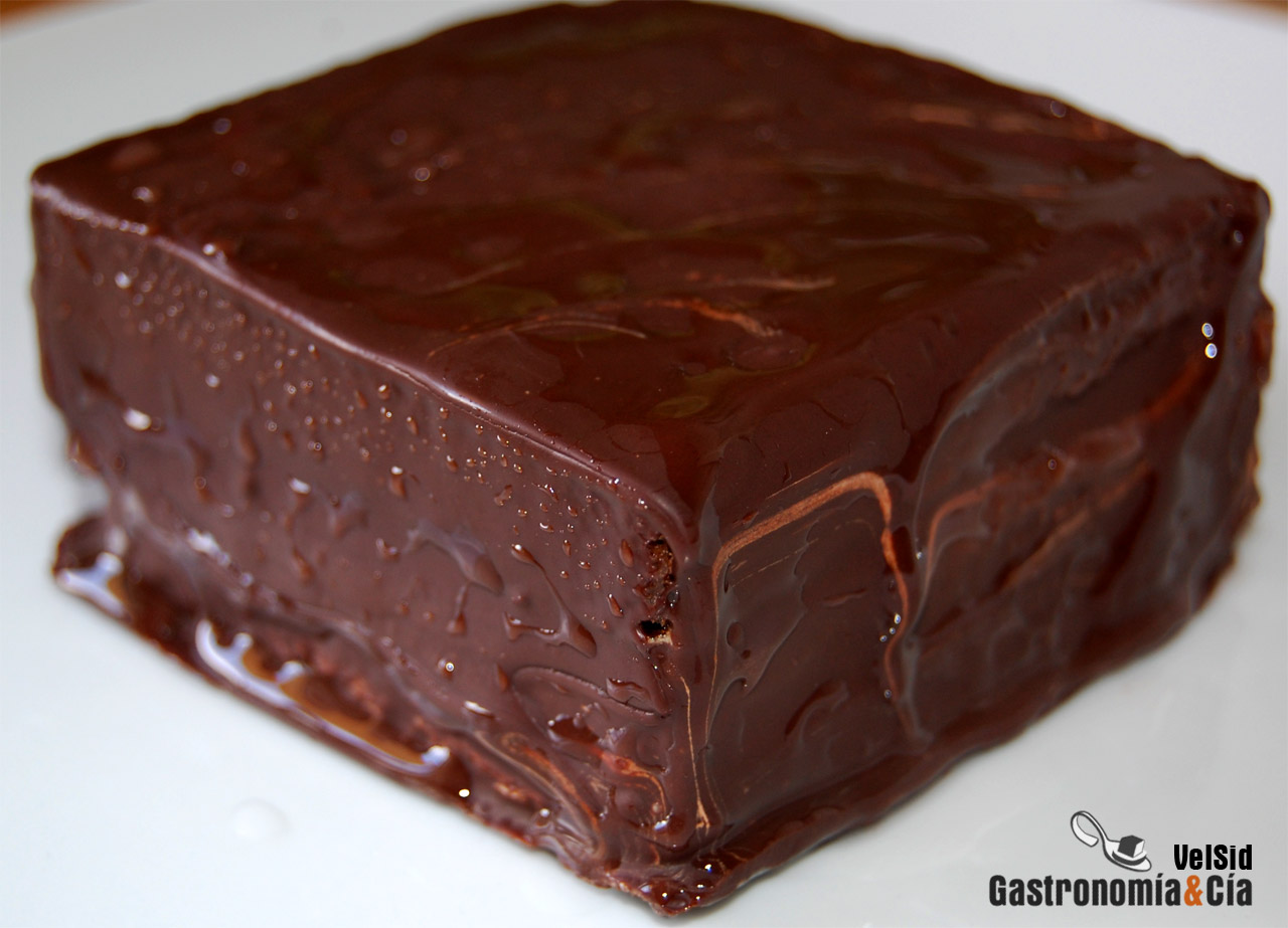 Bizcocho de chocolate con crema de moka 