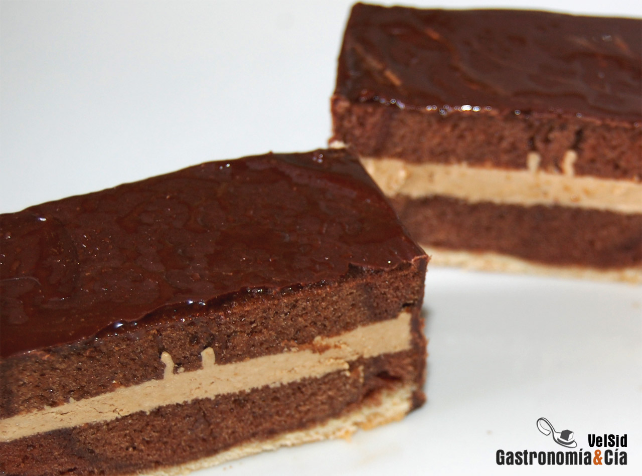 Bizcocho de chocolate con crema de moka 