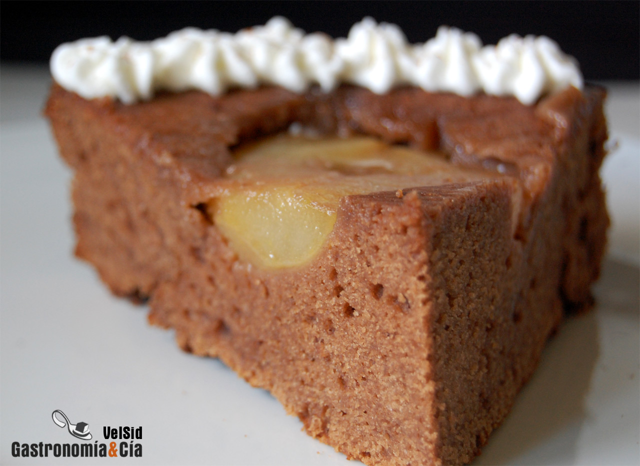 Bizcocho de chocolate con peras