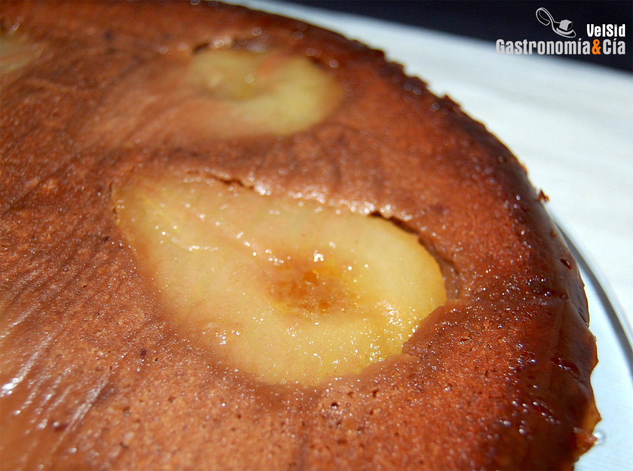 Bizcocho de chocolate con peras