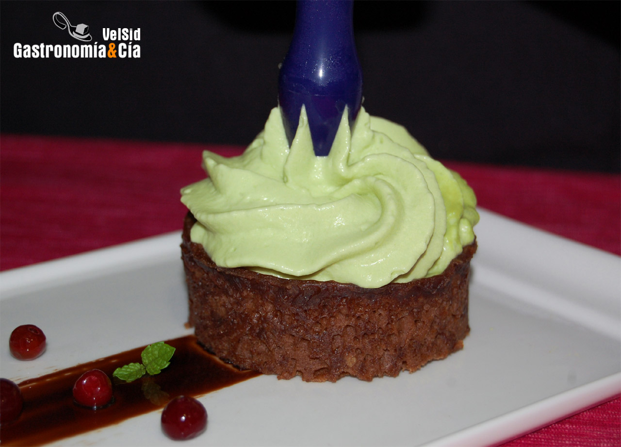 Bizcocho de chocolate al ron con espuma de té matcha