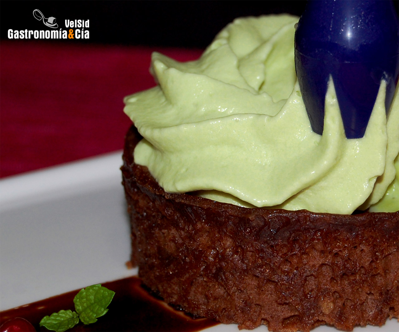 Bizcocho de chocolate al ron con espuma de té matcha