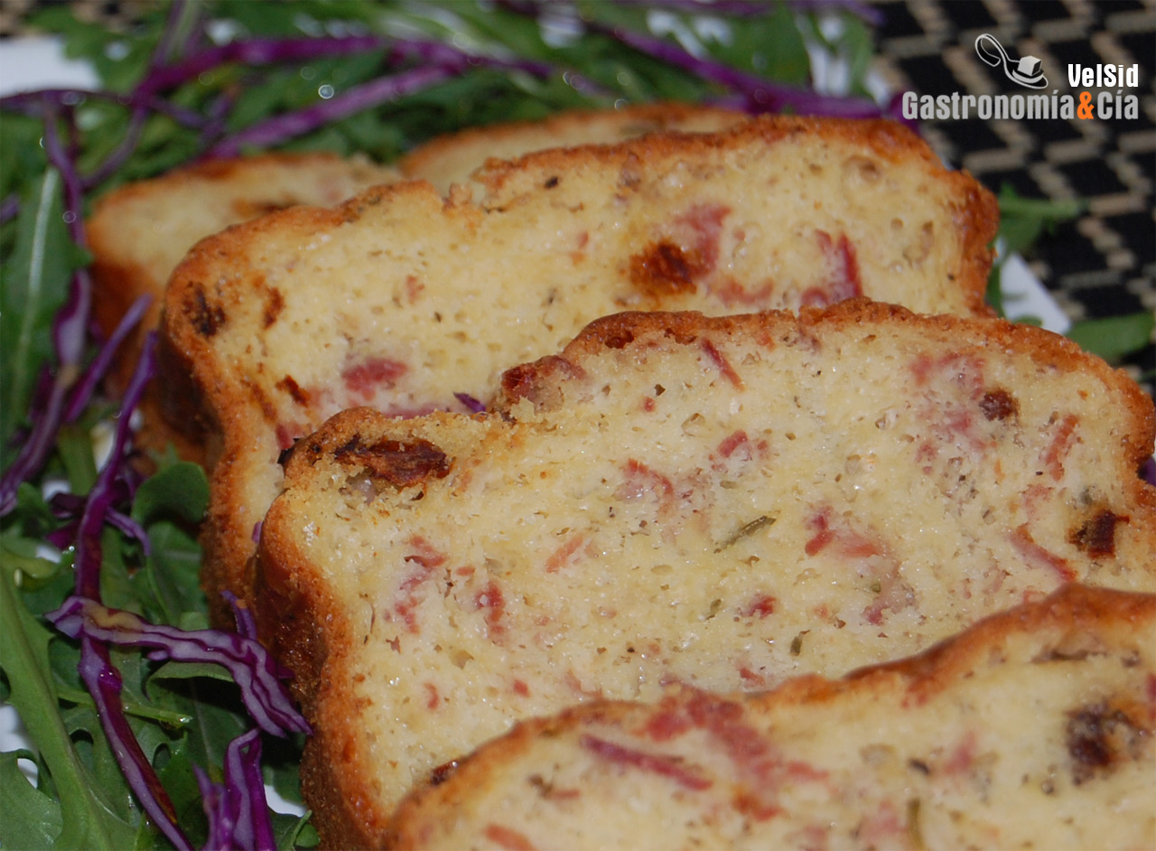 Pastel de jamón y queso al romero