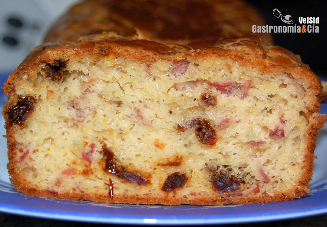 Pastel de jamón y queso al romero