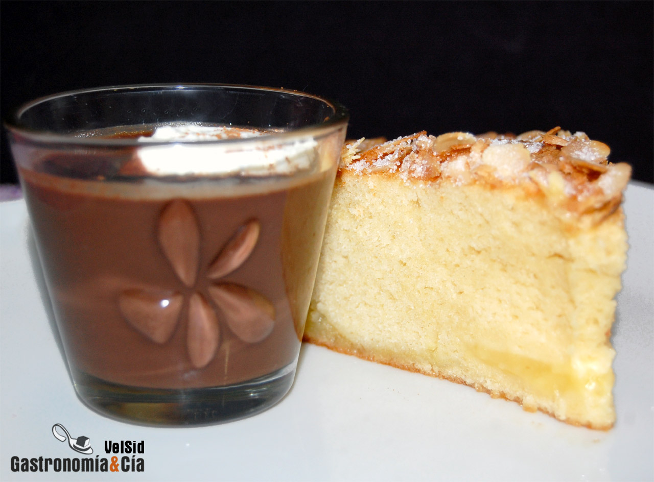 Bizcocho con lemon curd y chocolate caliente