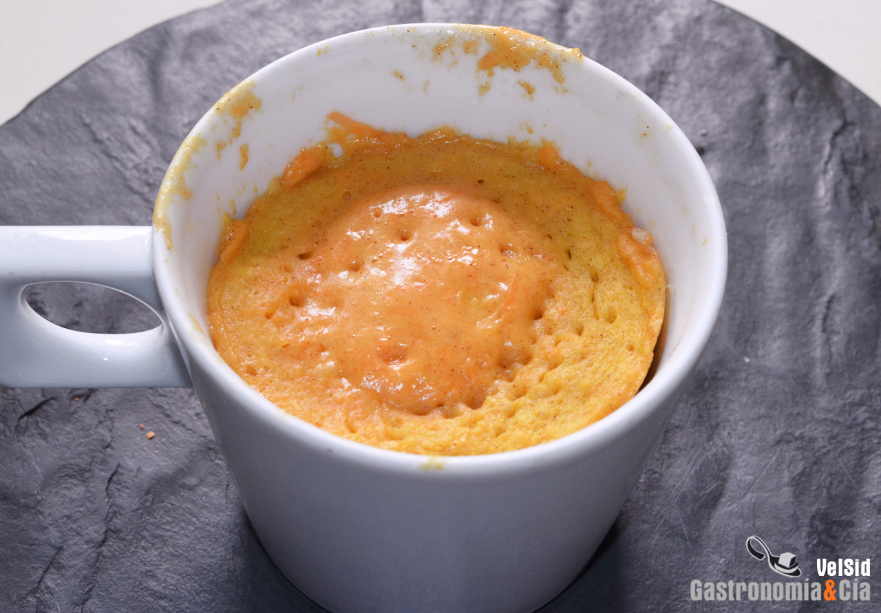 Bizcocho de zanahoria en taza