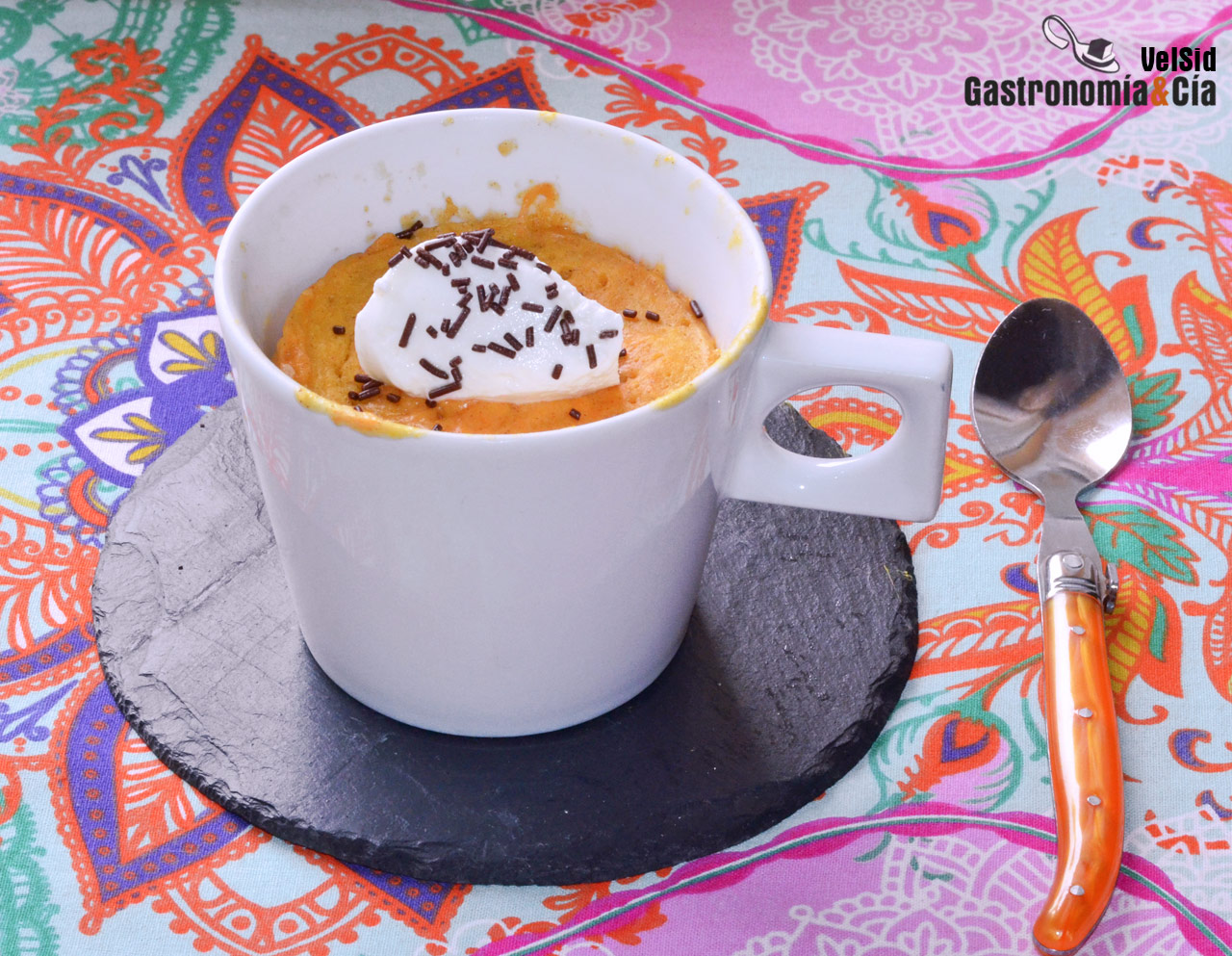 Bizcocho de zanahoria en taza