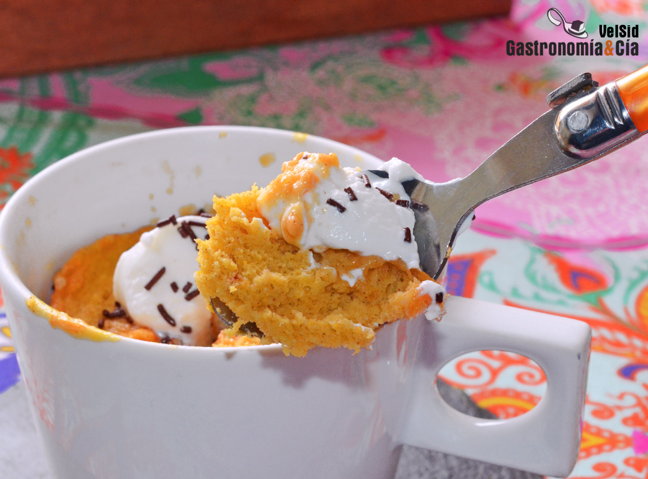 Bizcocho de zanahoria en taza
