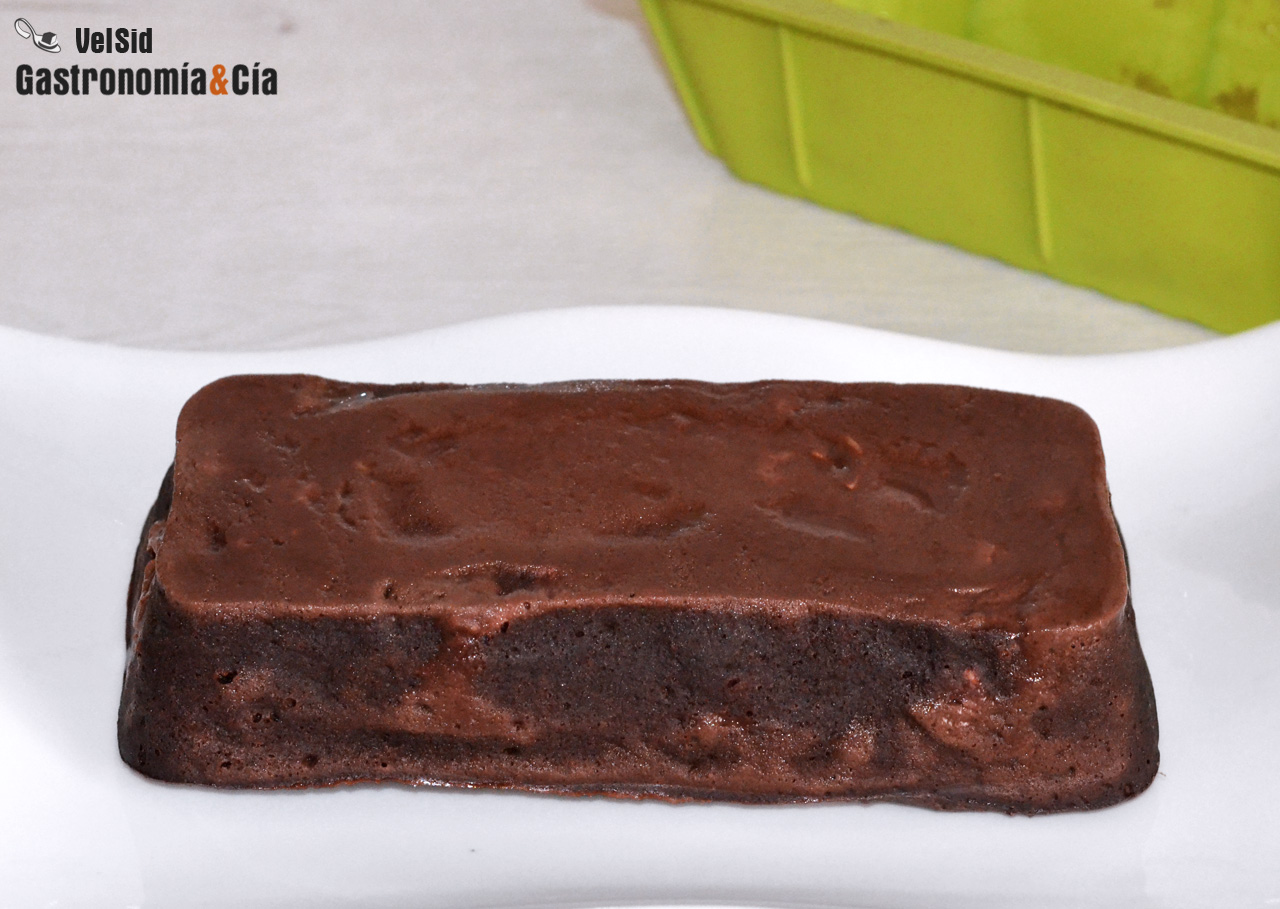 Bizcocho húmedo de chocolate (tipo brownie)