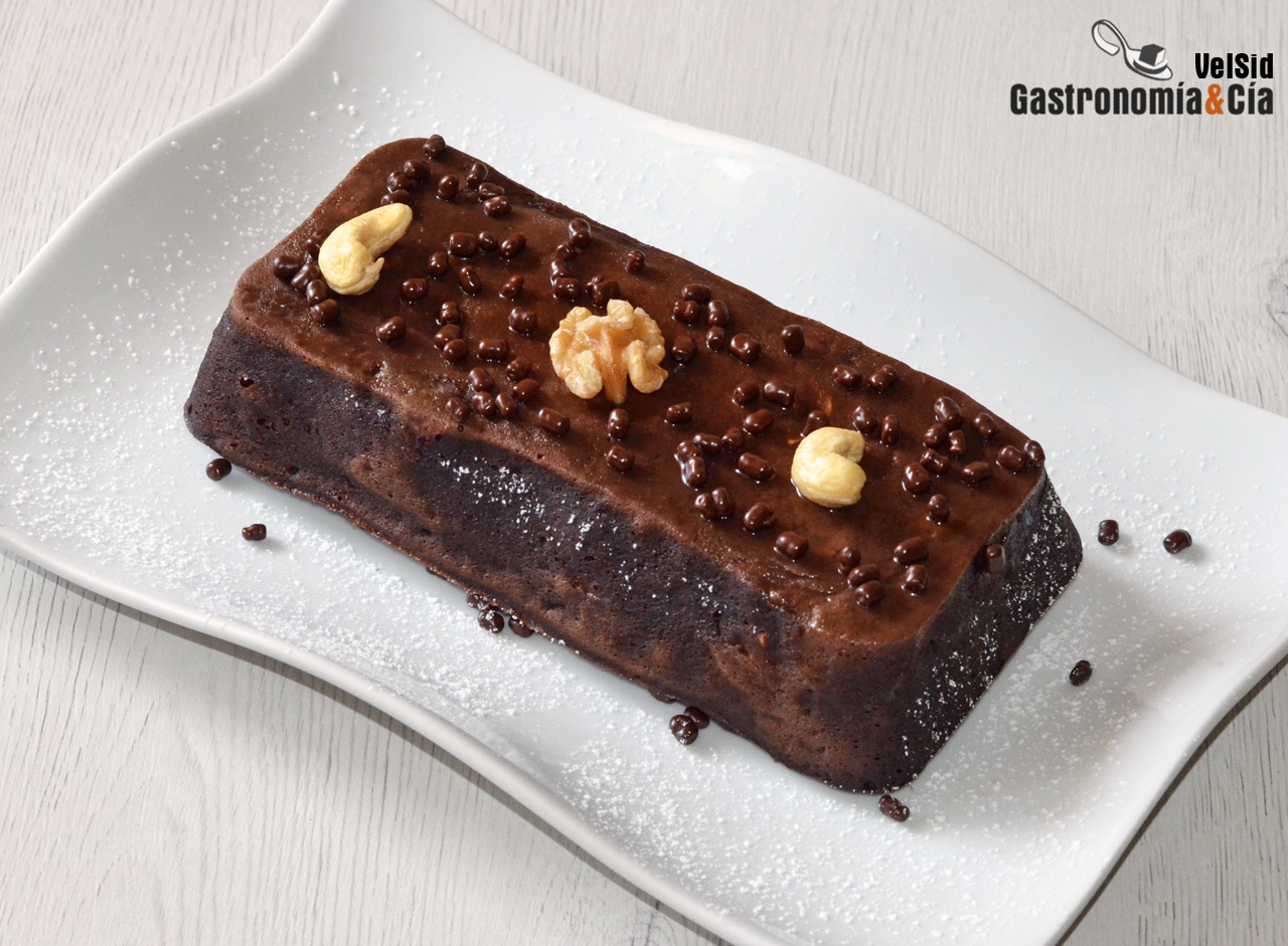 Bizcocho húmedo de chocolate (tipo brownie)