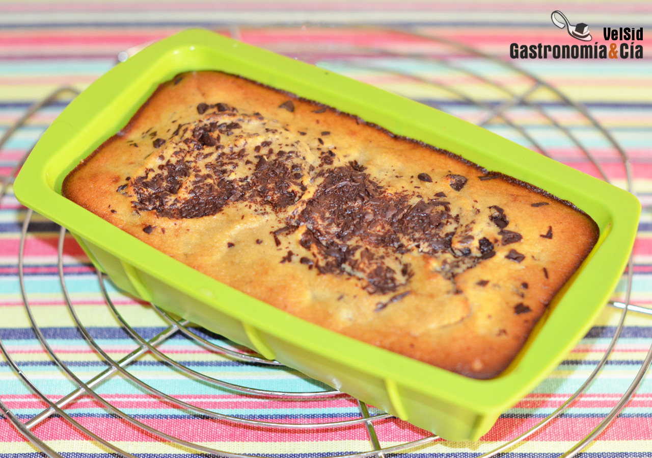Bizcocho de almendra, plátano y chocolate