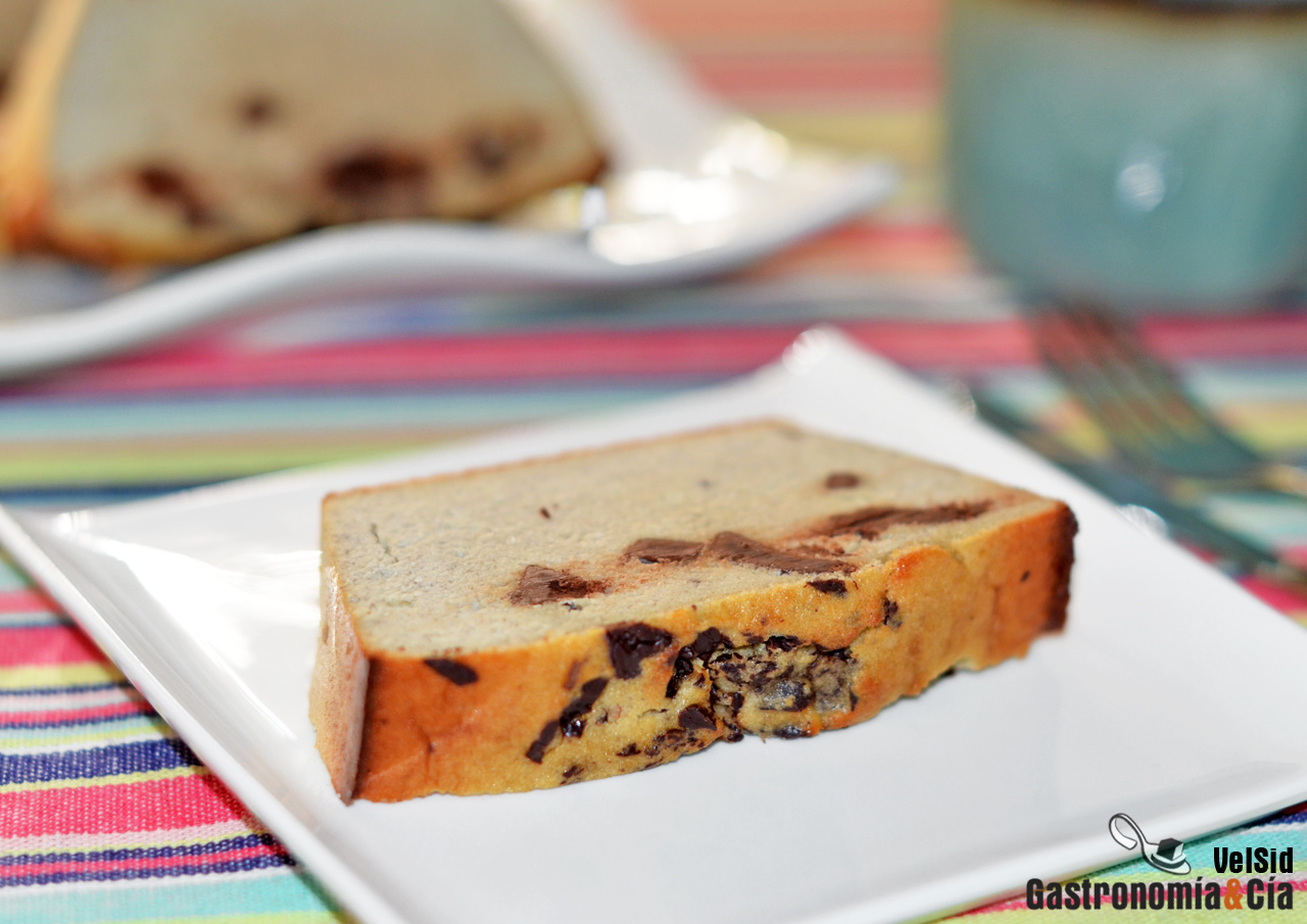 Bizcocho de almendra, plátano y chocolate