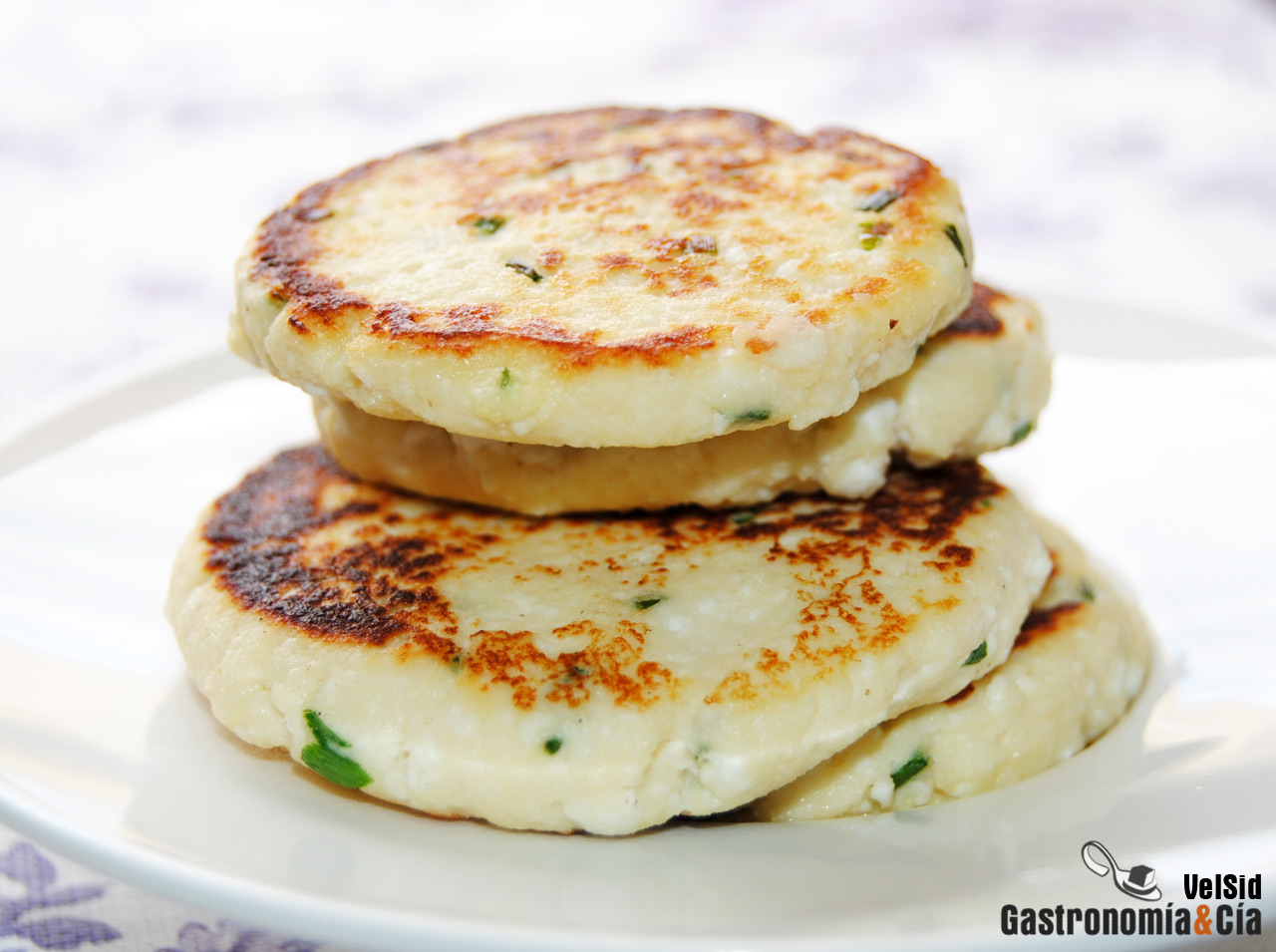 Blinis de requesón con aguacate