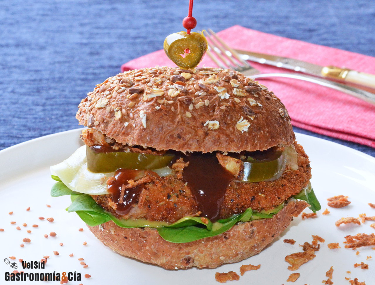 Bocadillo de pollo crujiente, mozzarella y jalapeños