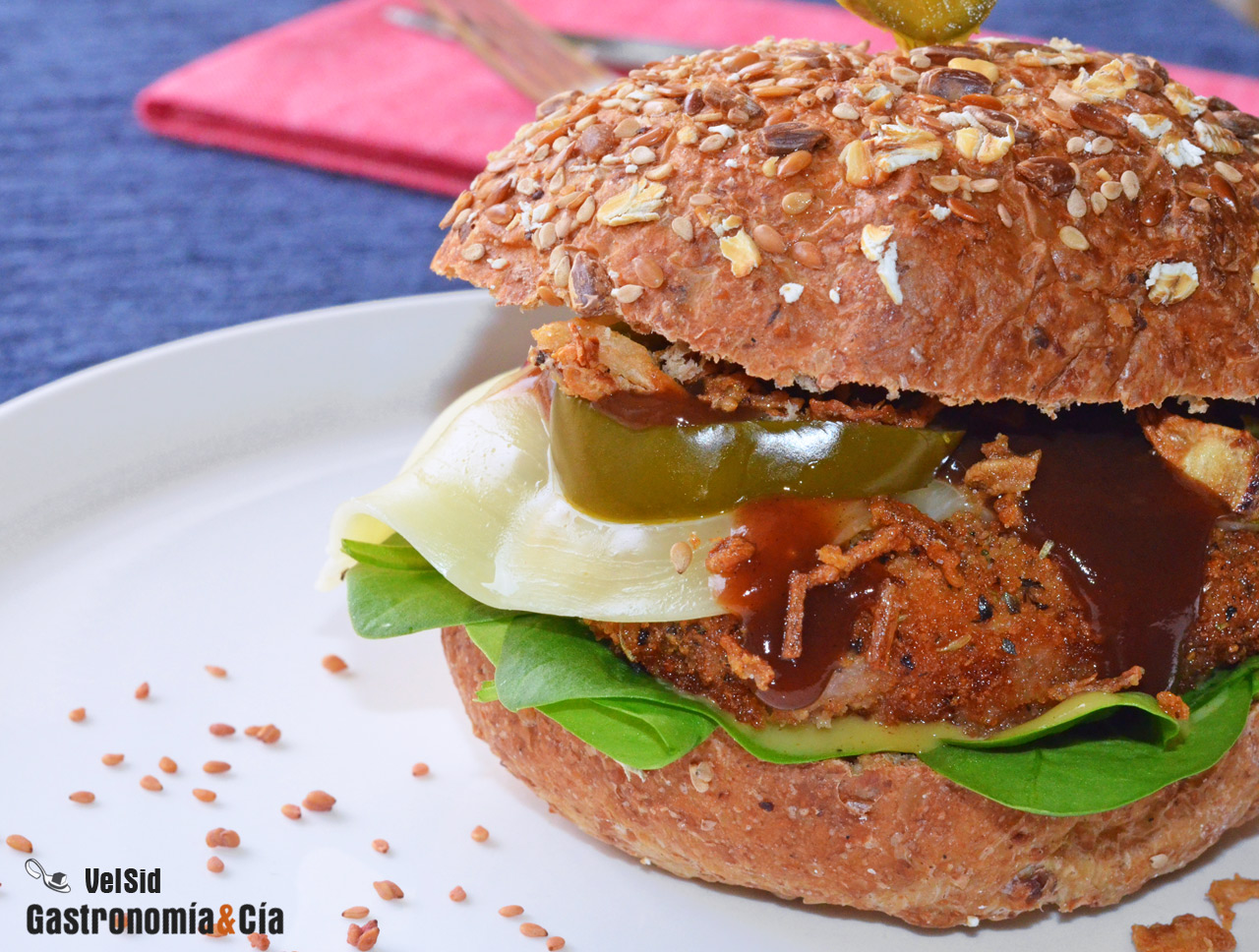 Bocadillo de pollo crujiente, mozzarella y jalapeños