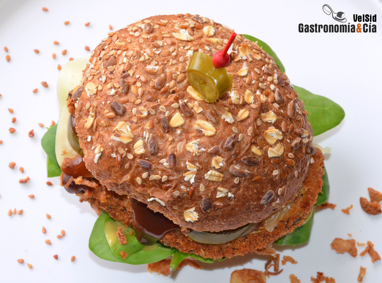 Bocadillo de pollo crujiente, mozzarella y jalapeños