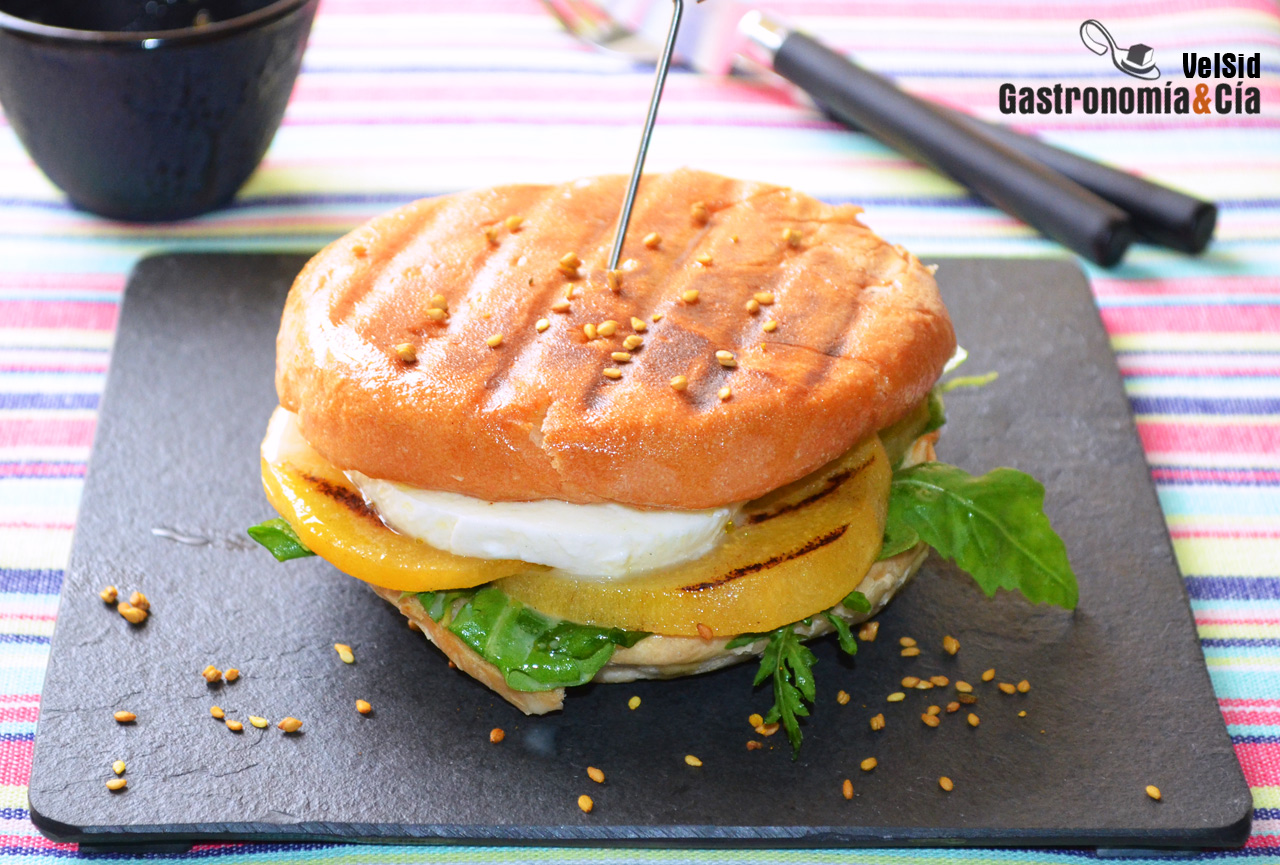 Bocadillo de mozzarella, kaki persimon y rúcula