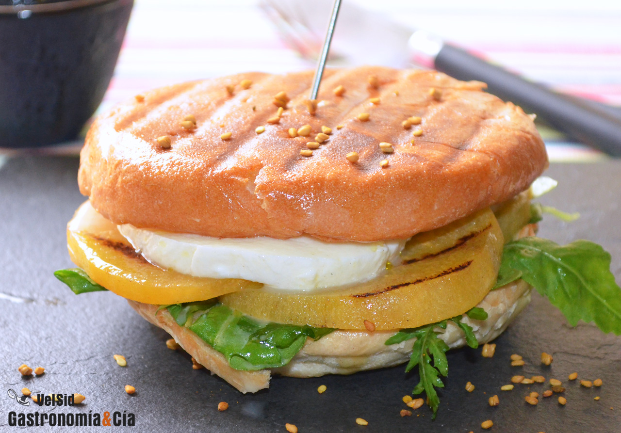 Bocadillo de mozzarella, kaki persimon y rúcula