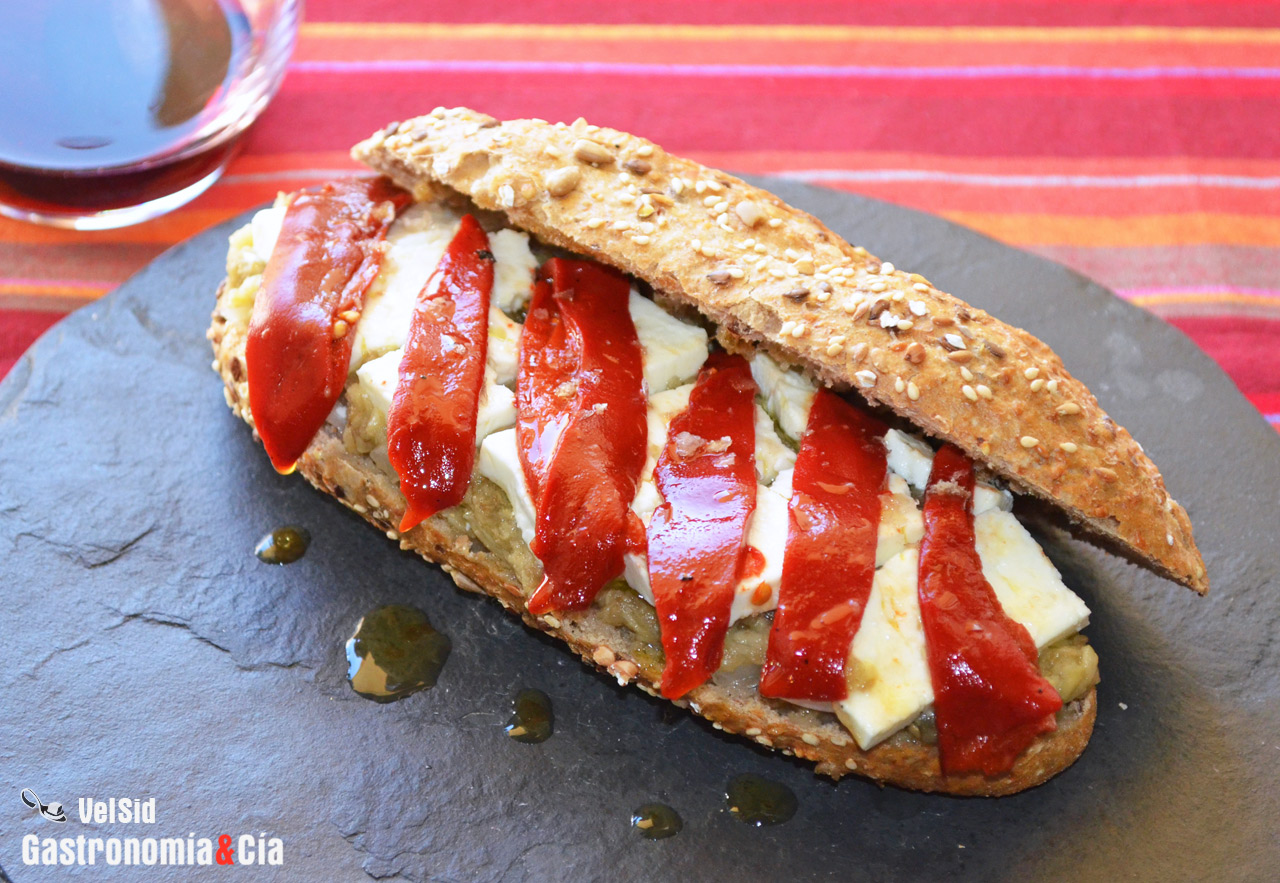 Bocadillo de caviar de berenjena con pimientos del piqu