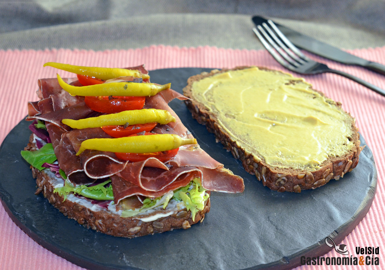 Bocadillo de cecina y piparras