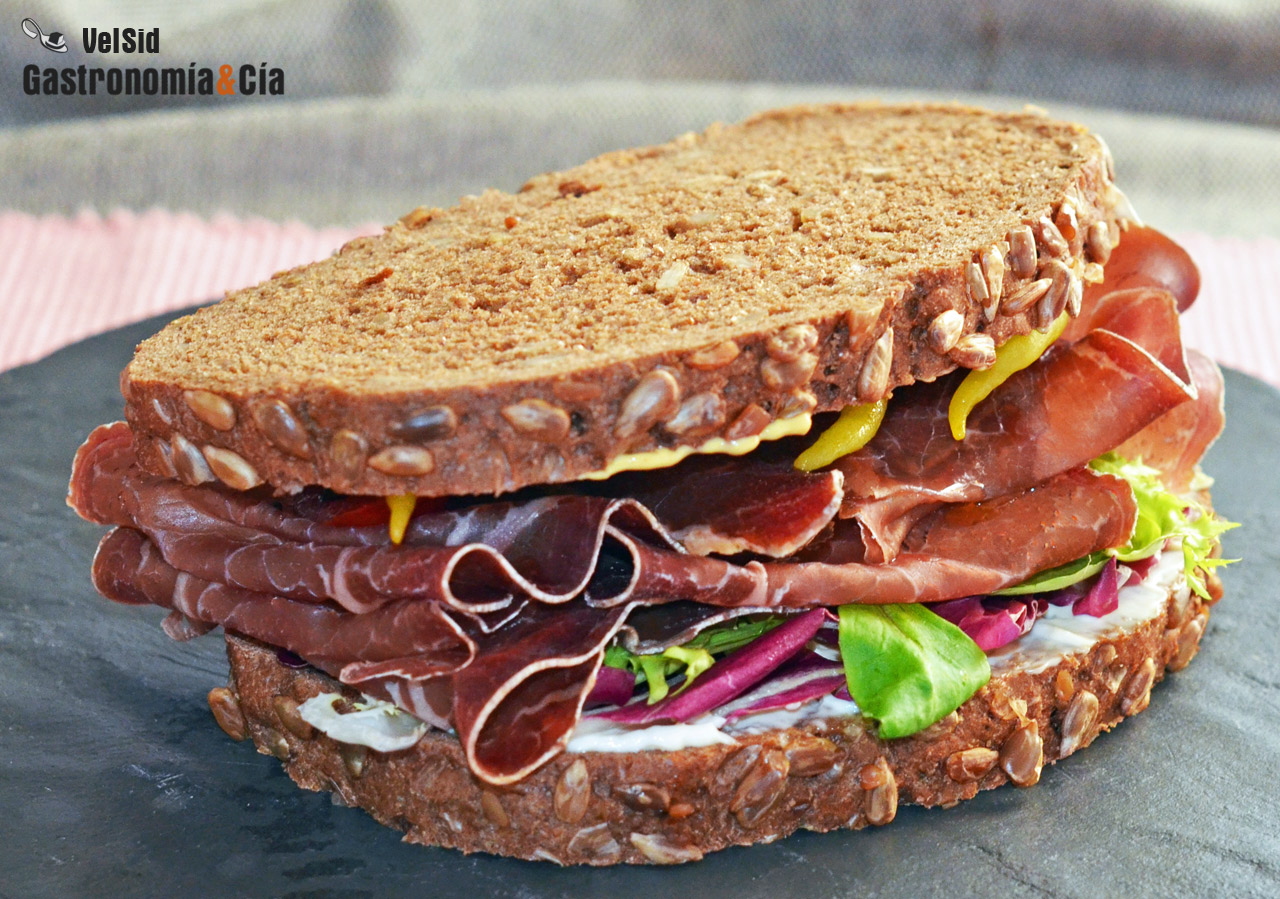 Bocadillo de cecina y piparras