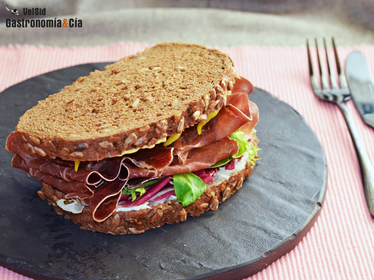 Bocadillo de cecina y piparras