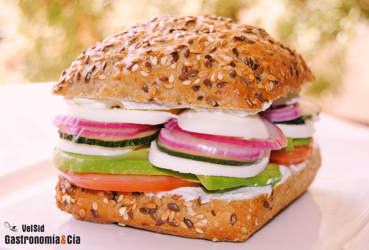 Bocadillo de tomate, aguacate, huevo y pepino agridulce