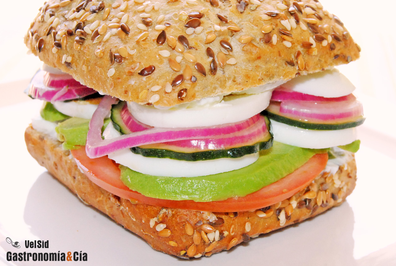 Bocadillo de tomate, aguacate, huevo y pepino agridulce