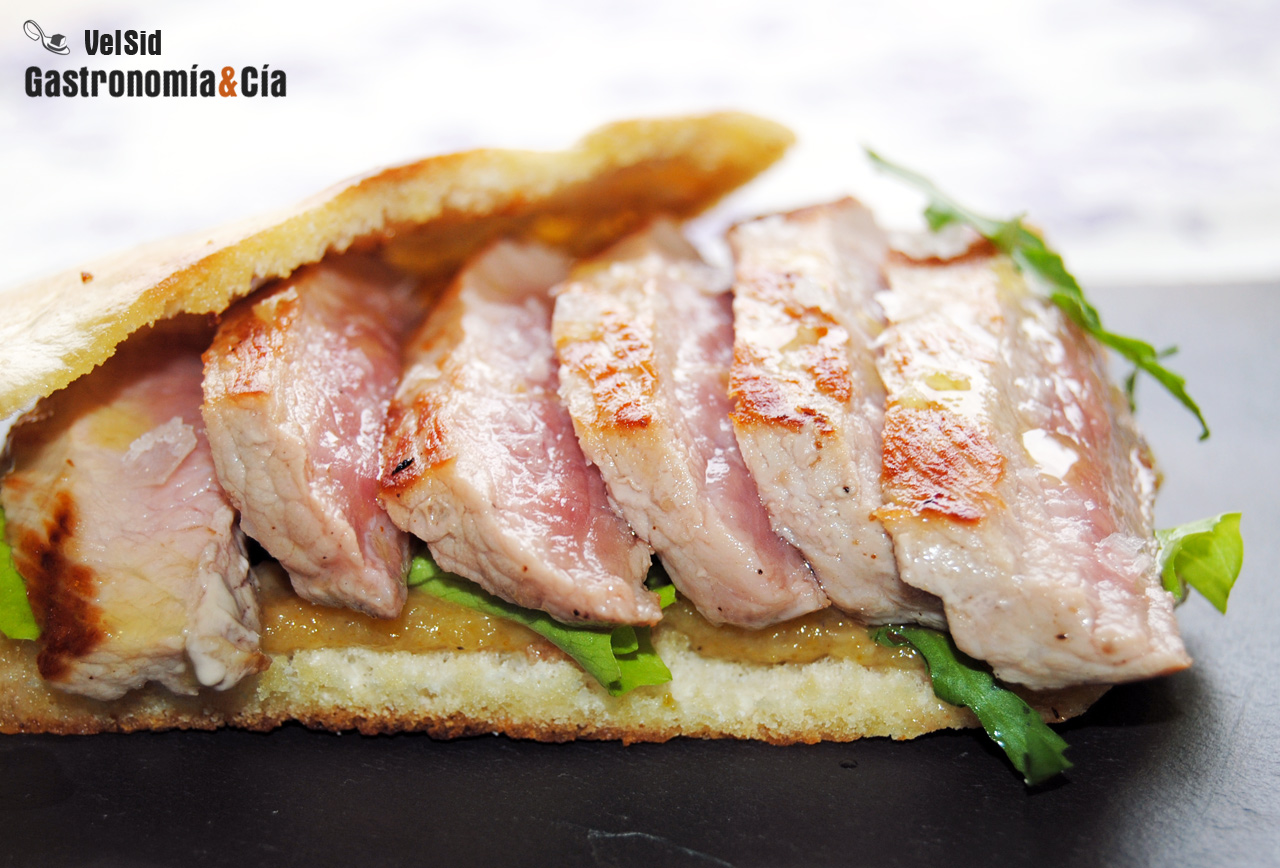 Secreto de cerdo con salsa de pera y rábano picante en 