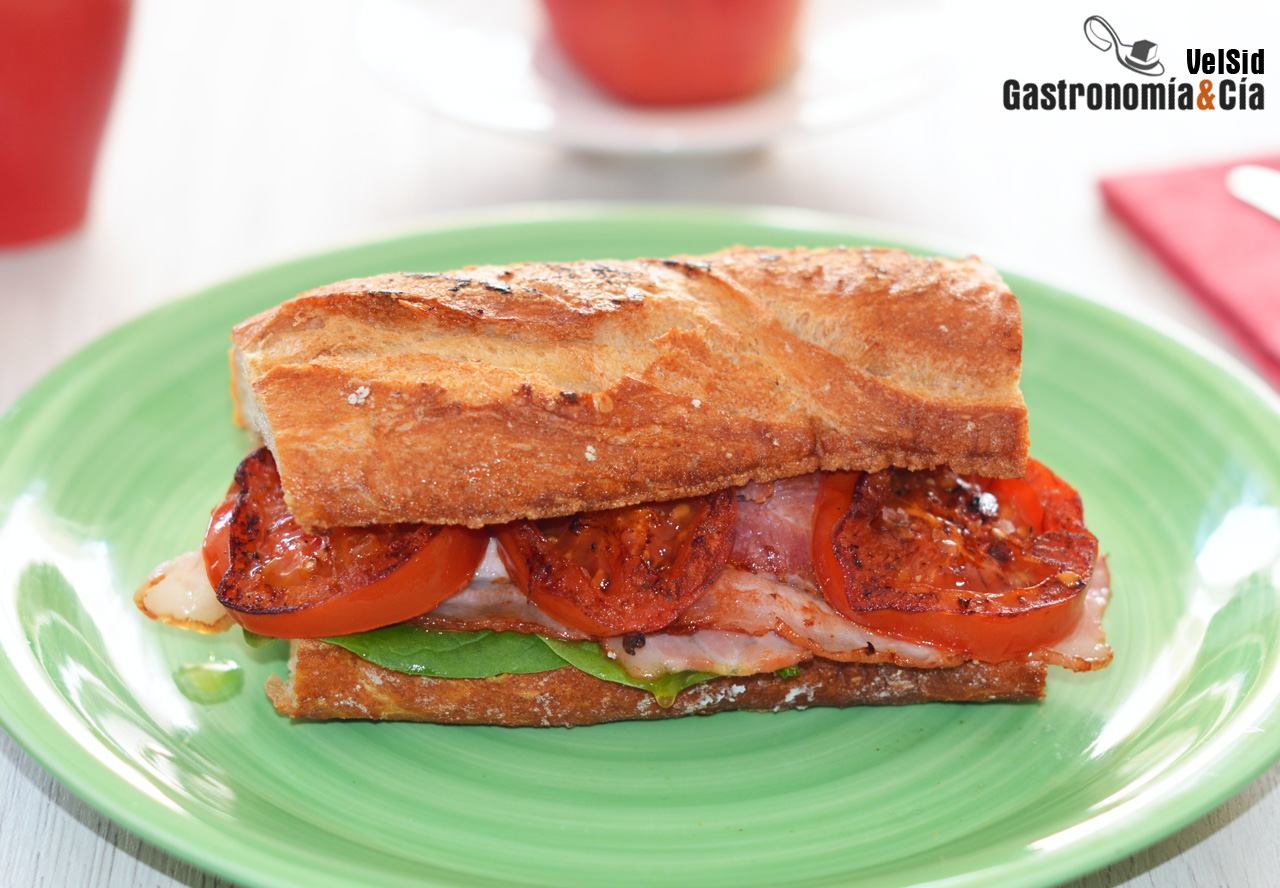 Bocadillo de bacon ahumado y tomate a la plancha