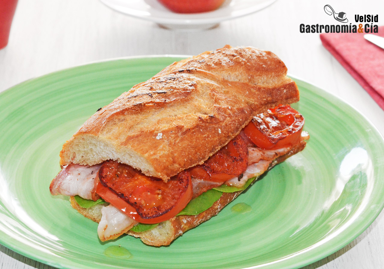 Bocadillo de bacon ahumado y tomate a la plancha