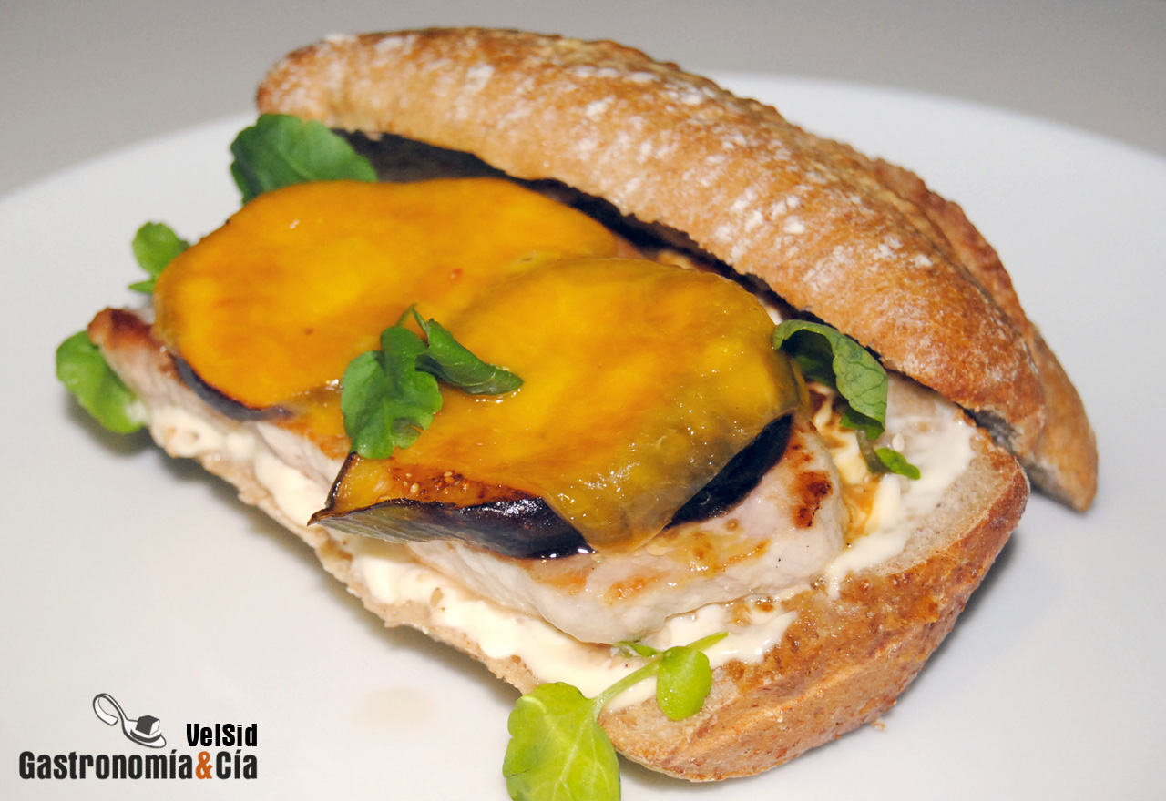 Bocadillo de lomo a la parrilla con higos y cheddar