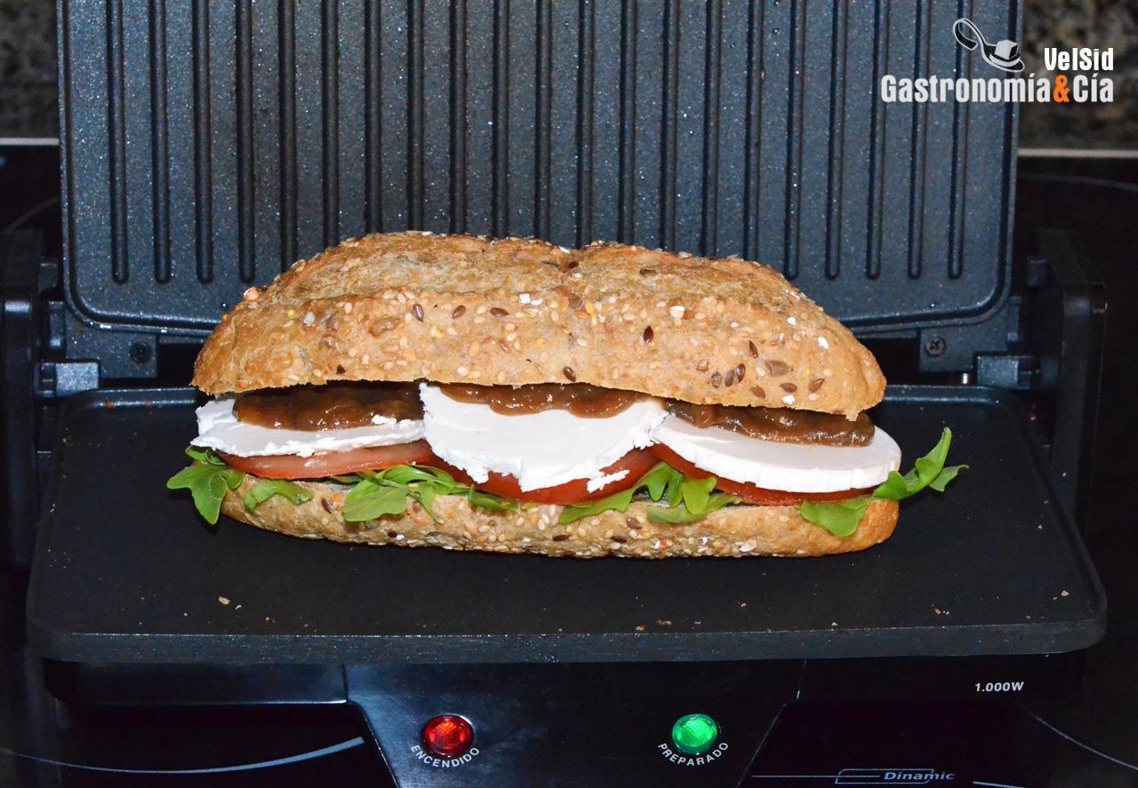 Bocadillo de queso de cabra con cebolla caramelizada