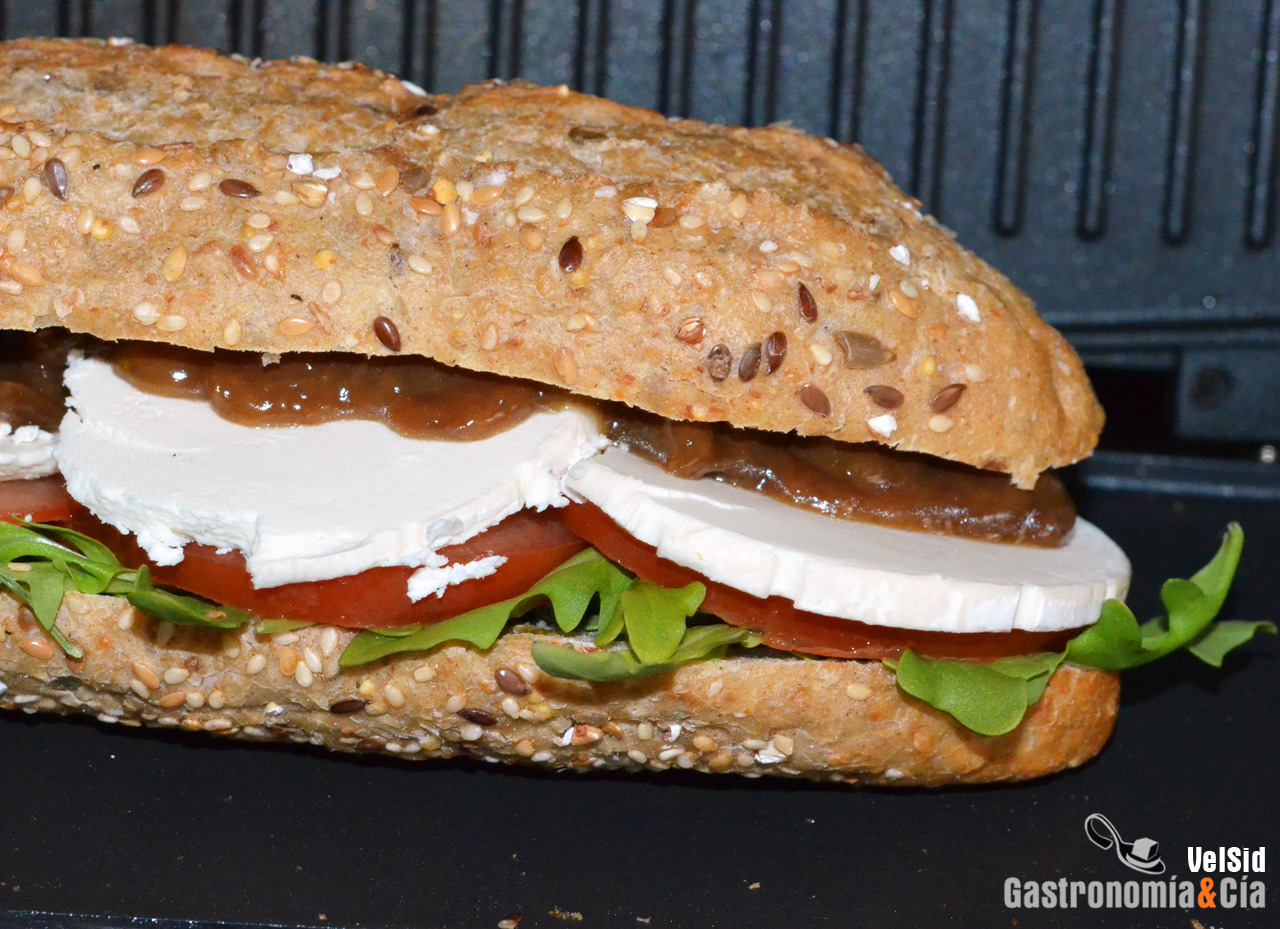 Bocadillo de queso de cabra con cebolla caramelizada