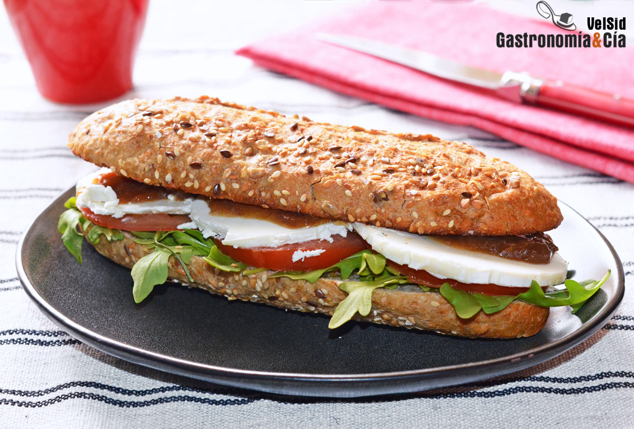 Bocadillo de queso de cabra con cebolla caramelizada