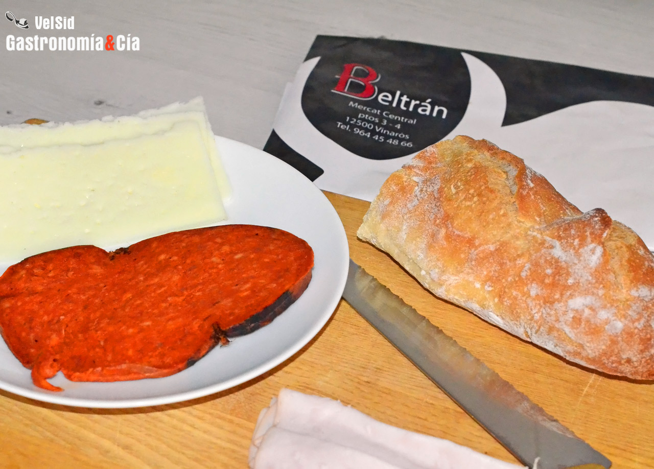 Bocadillo caliente de sobrasada, queso y jamón ahumado