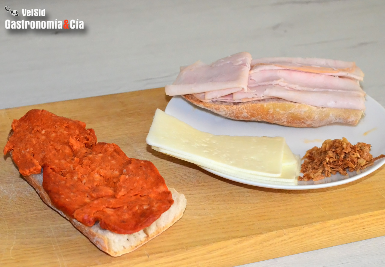 Bocadillo caliente de sobrasada, queso y jamón ahumado