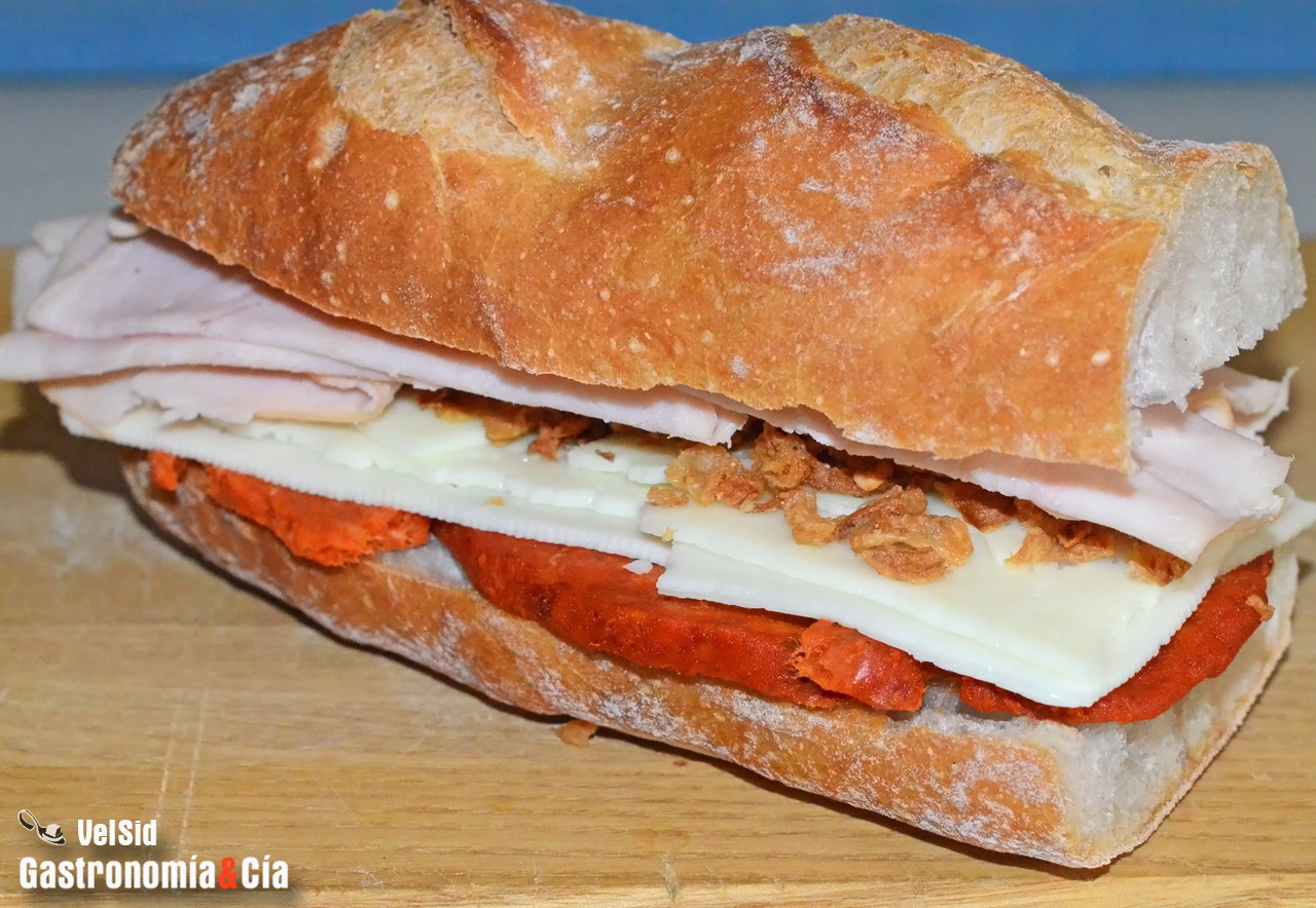 Bocadillo caliente de sobrasada, queso y jamón ahumado