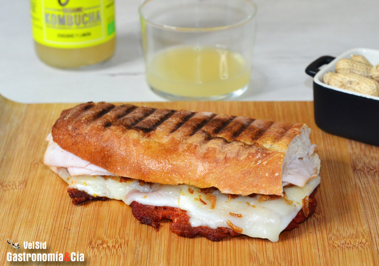 Bocadillo caliente de sobrasada, queso y jamón ahumado