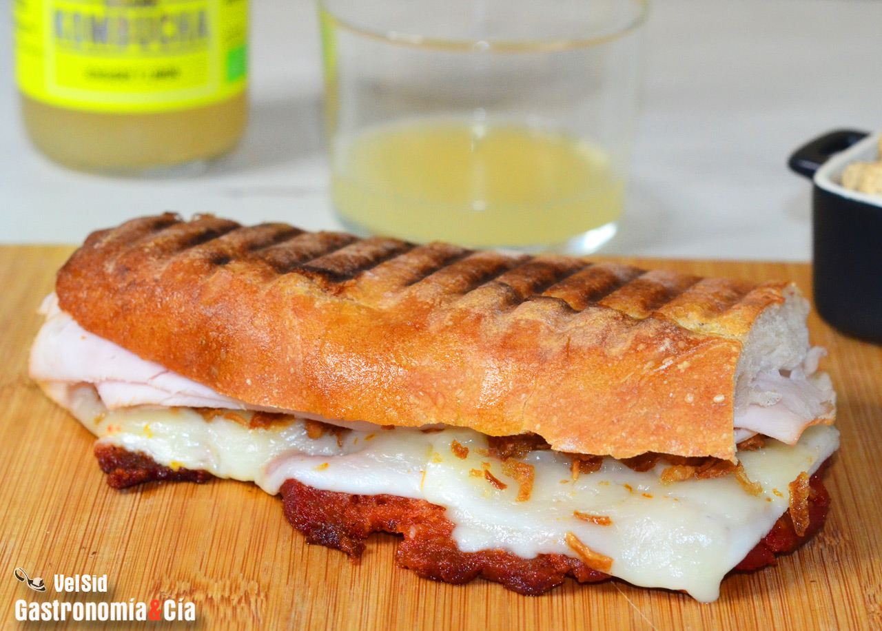 Bocadillo caliente de sobrasada, queso y jamón ahumado