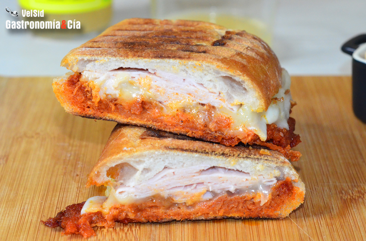 Bocadillo caliente de sobrasada, queso y jamón ahumado