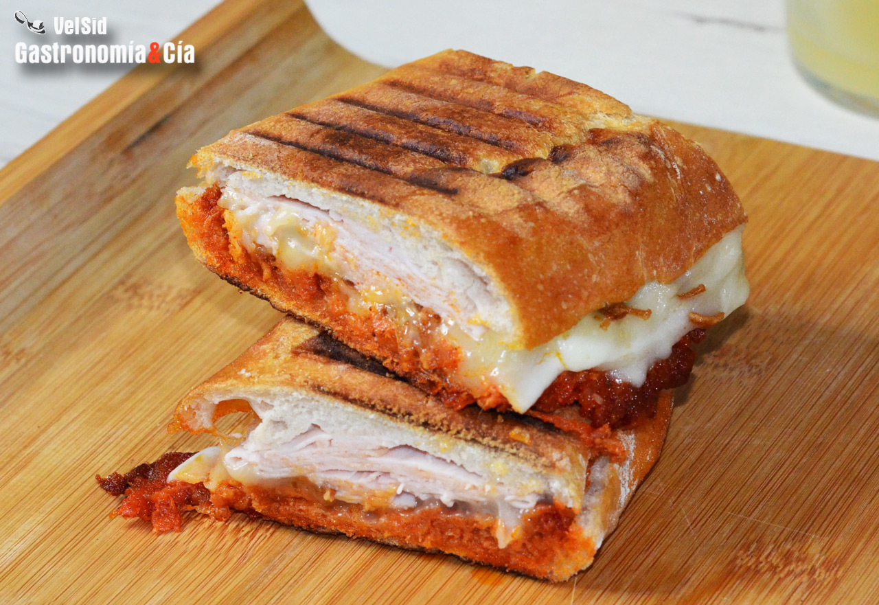 Bocadillo caliente de sobrasada, queso y jamón ahumado