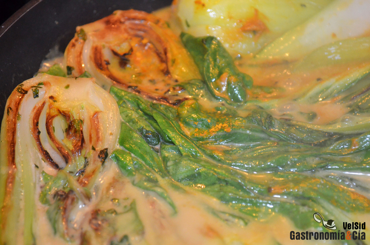 Bok choi con leche de coco y cacahuetes