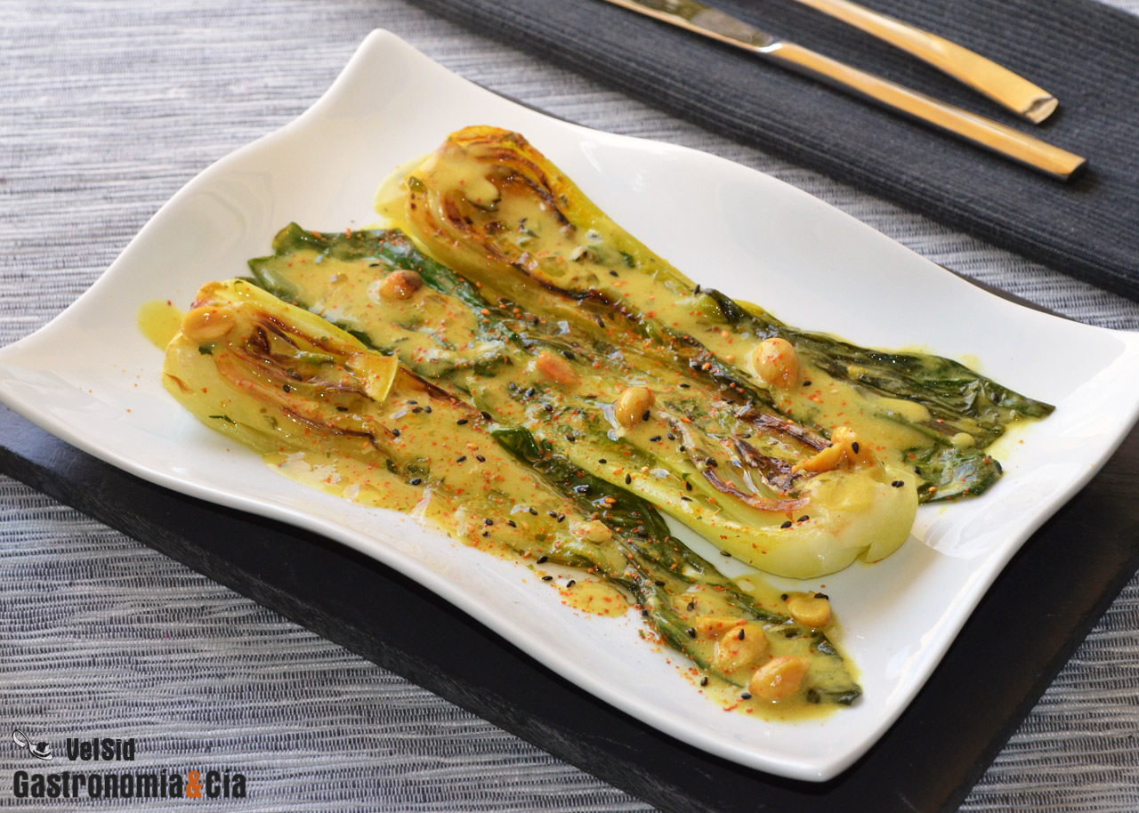 Bok choi con leche de coco y cacahuetes