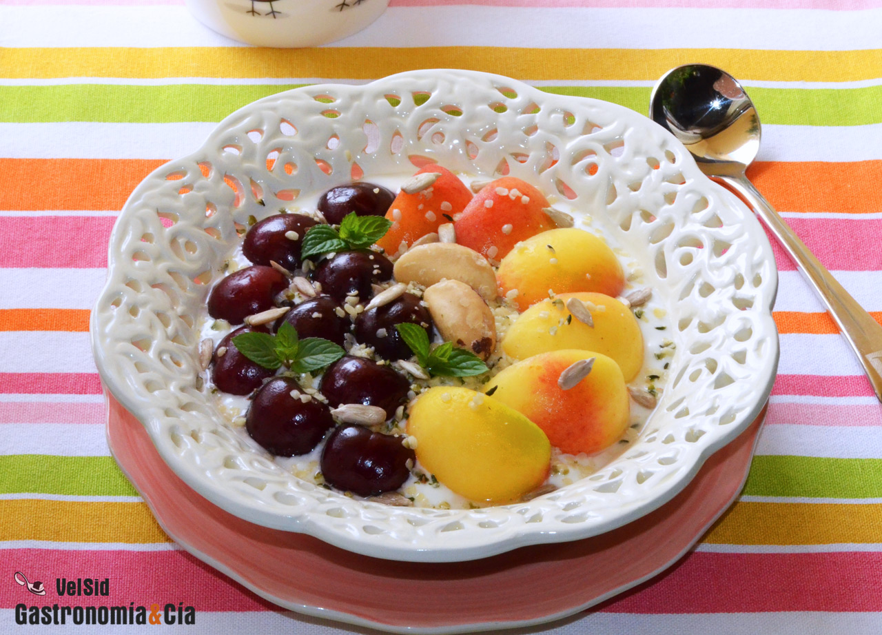 Bol de queso fresco con albaricoques, cerezas y semilla