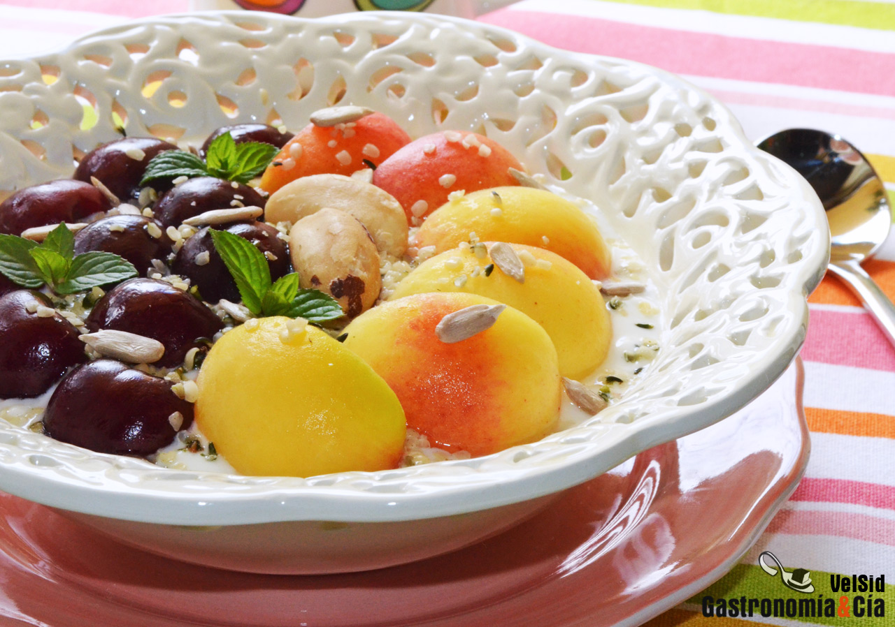 Bol de queso fresco con albaricoques, cerezas y semilla
