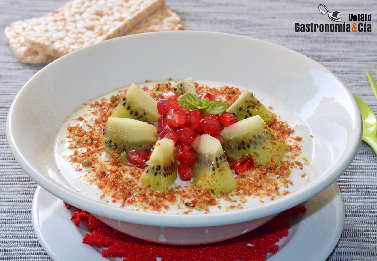 Bol de queso fresco con kiwi, granada y semillas