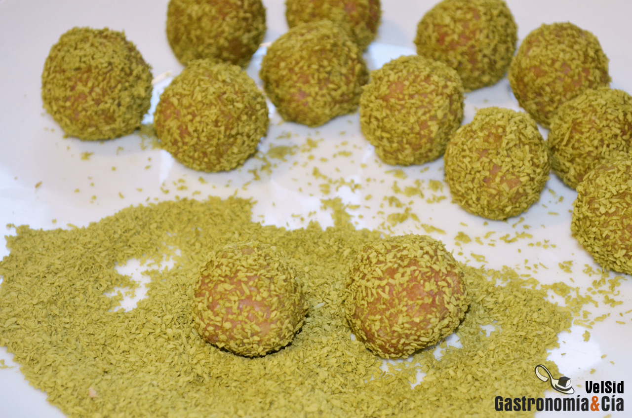 Bolitas de almendra, coco y té matcha