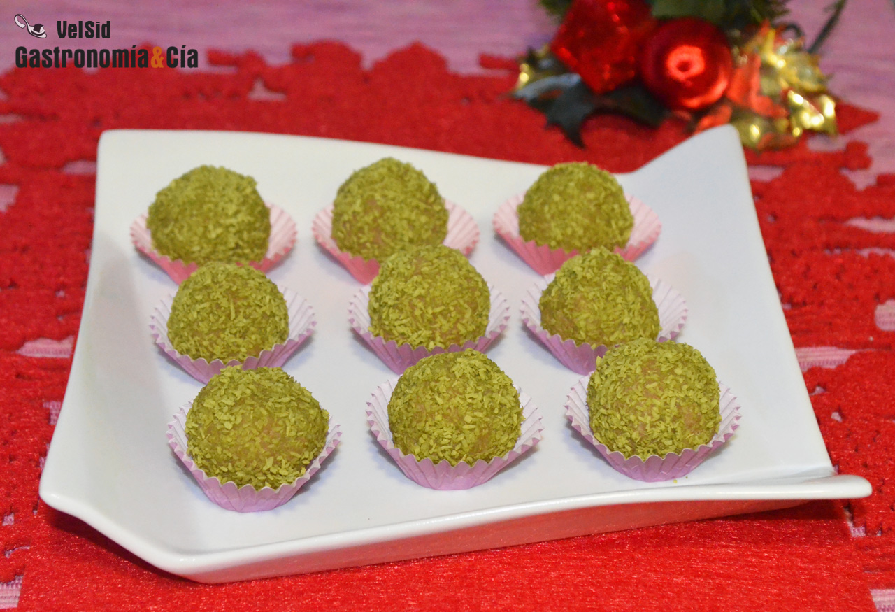 Bolitas de almendra, coco y té matcha